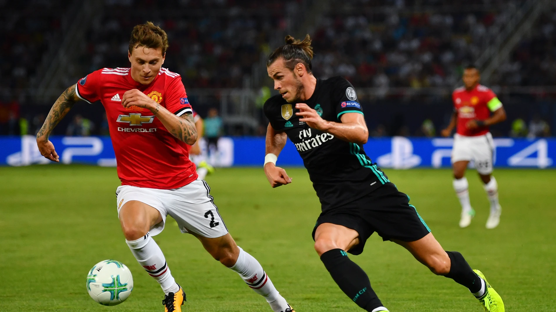 Gareth Bale intenta zafarse de Lindelof durante un Real Madrid-United Gareth Bale intenta zafarse de Lindelof durante un Real Madrid-United