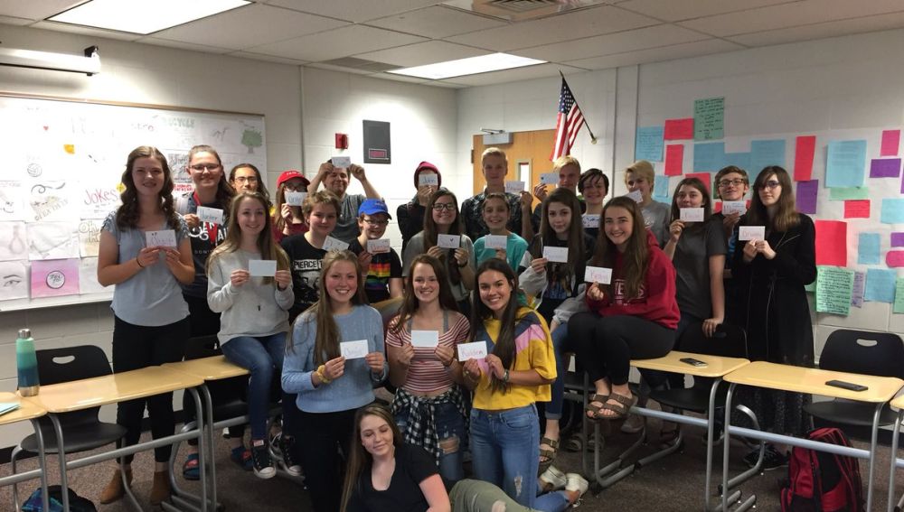 Los alumnos del profesor estadounidense con un mensaje personalizado de él