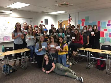 Los alumnos del profesor estadounidense con un mensaje personalizado de él Los alumnos del profesor estadounidense con un mensaje personalizado de él