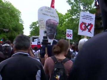 Centenares de personas se manifiestan sin incidentes contra la Cumbre del G7