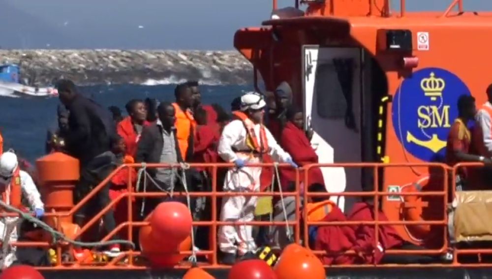 Rescatan a 142 personas, entre ellas, tres menores de edad en Mar de Alborán