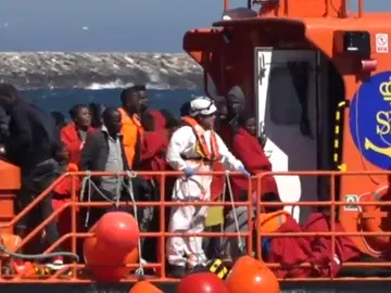 Rescatan a 142 personas, entre ellas, tres menores de edad en Mar de Alborán Rescatan a 142 personas, entre ellas, tres menores de edad en Mar de Alborán