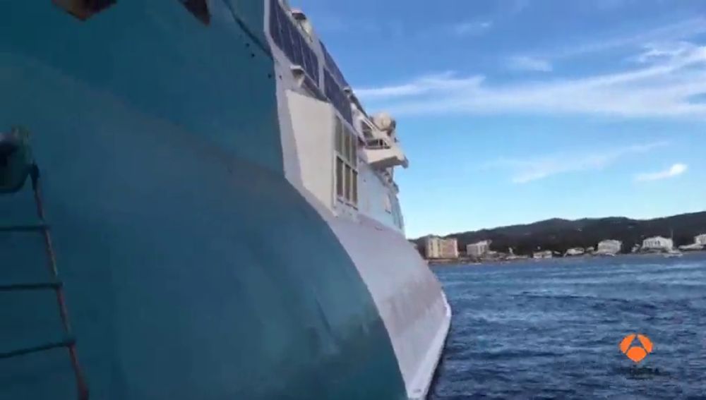 Un ferry procedente de Denia queda encallado en el puerto de Ibiza