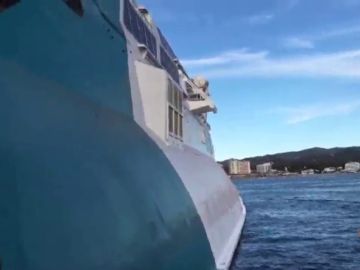 Un ferry procedente de Denia queda encallado en el puerto de Ibiza