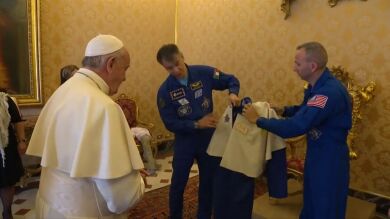 El Papa Francisco ya tiene un traje para viajar al espacio