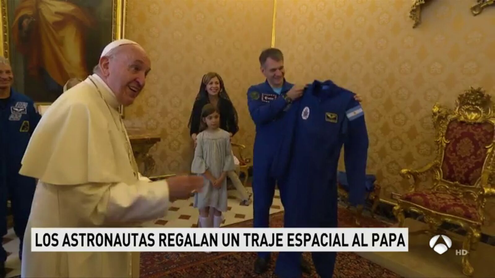 Los astronautas de la Estación Espacial Internacional regalan un traje espacial al Papa Francisco