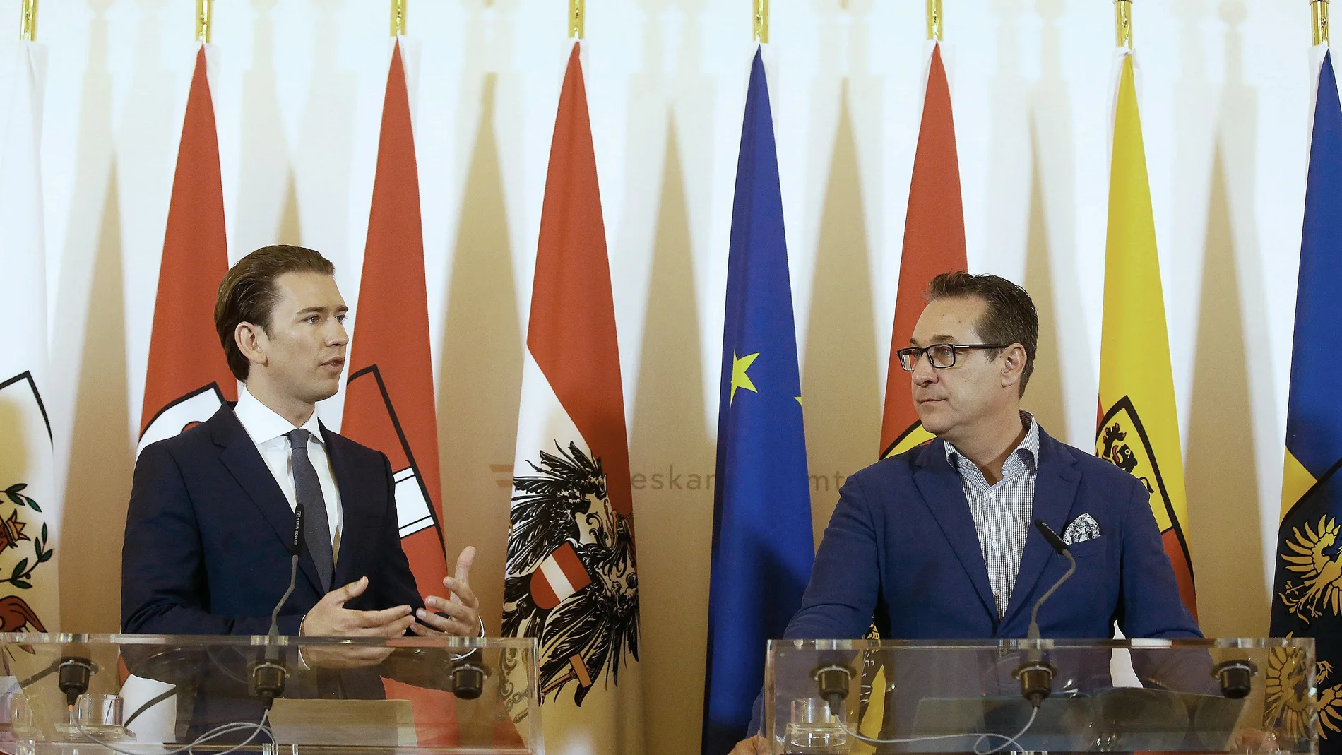 Fotografía del canciller federal Sebastian Kurz y el vicecanciller Heinz-Christian Strache Fotografía del canciller federal Sebastian Kurz y el vicecanciller Heinz-Christian Strache