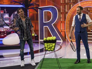 José Corbacho se convierte en diana humana ante la puntería de Julio Iglesias Jr y Roberto Vilar con raquetas de tenis José Corbacho se convierte en diana humana ante la puntería de Julio Iglesias Jr y Roberto Vilar con raquetas de tenis