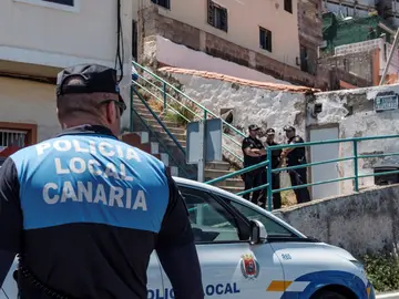 Agentes de la Policía Local y de la Policía Nacional, custodian la vivienda en la que hoy una mujer ha fallecido Agentes de la Policía Local y de la Policía Nacional, custodian la vivienda en la que hoy una mujer ha fallecido