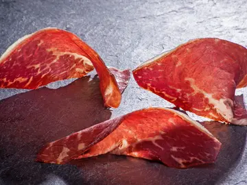 Una loncha de cecina casi no tiene grasa. Una loncha de cecina casi no tiene grasa.