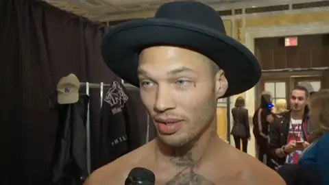 Jeremy Meeks, el expreso "más guapo del mundo", da a conocer a su nuevo hijo en redes sociales Jeremy Meeks, el expreso "más guapo del mundo", da a conocer a su nuevo hijo en redes sociales