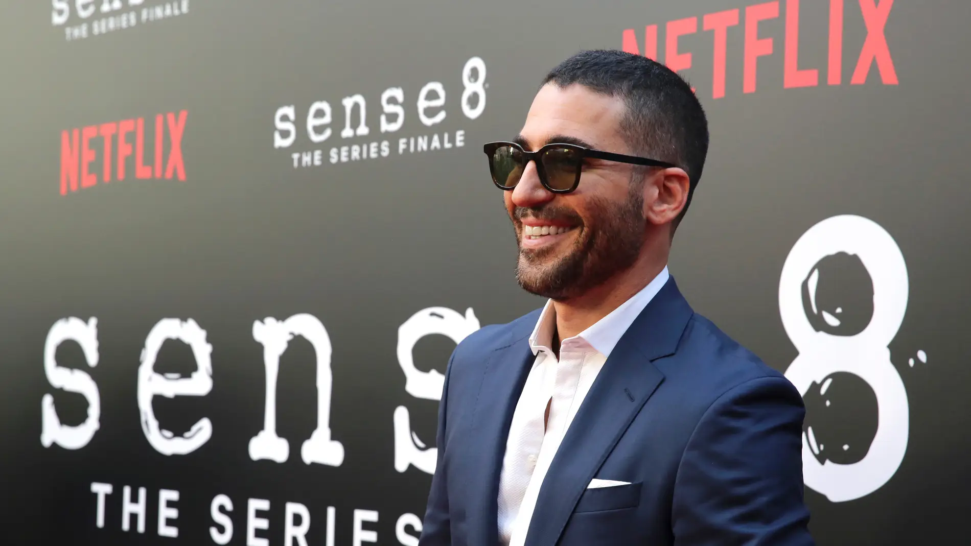Miguel Ángel Silvestre triunfa sobre la alfombra roja en Hollywood