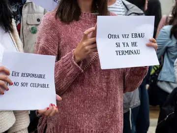 Estudiantes de Bachillerato se manifiestan frente a la Facultad de Filosofía y Letras del Campus de Cáceres Estudiantes de Bachillerato se manifiestan frente a la Facultad de Filosofía y Letras del Campus de Cáceres