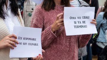 Estudiantes de Bachillerato se manifiestan frente a la Facultad de Filosofía y Letras del Campus de Cáceres 