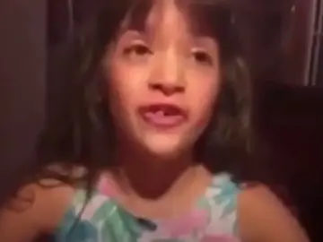 La energética lucha de una niña a la que no dejan usar lenguaje neutral que arrasa en internet: "No son 'palabritas', son derechos" La energética lucha de una niña a la que no dejan usar lenguaje neutral que arrasa en internet: "No son 'palabritas', son derechos"