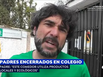 Un grupo de padres se encierra en el colegio de sus hijos para exigir que el comedor ofrezca alimentos ecológicos Un grupo de padres se encierra en el colegio de sus hijos para exigir que el comedor ofrezca alimentos ecológicos