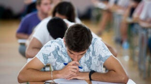Imagen de archivo de estudiantes realizando los ex&aacute;menes