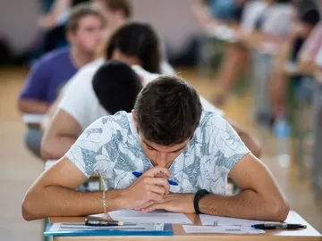 Imagen de archivo de estudiantes realizando los exámenes Imagen de archivo de estudiantes realizando los exámenes
