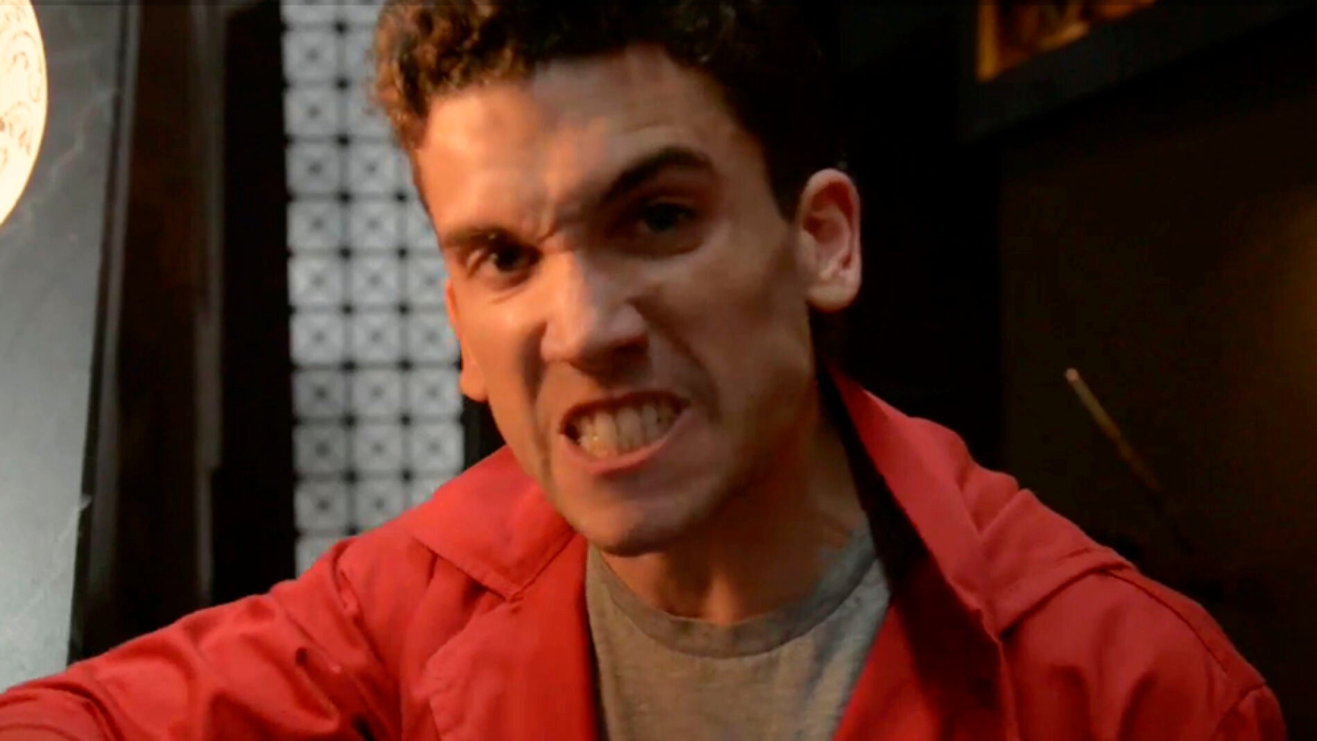 Un enfadado Denver se defiende, tras el final del atraco, de los que dudan de los sentimientos de M&oacute;nica hacia &eacute;l