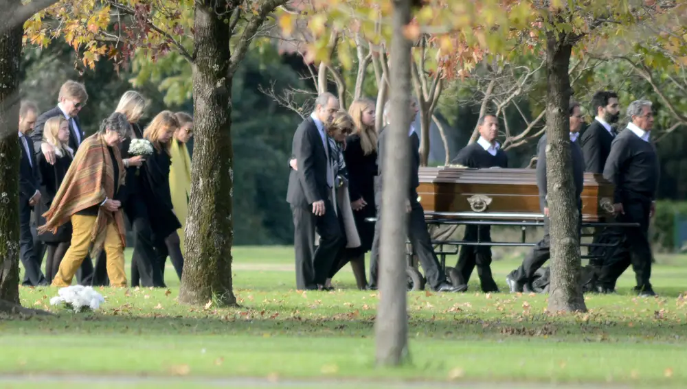 Máxima de Holanda con su marido, Guillermo, y sus hijas en el entierro de su hermana pequeña Máxima de Holanda con su marido, Guillermo, y sus hijas en el entierro de su hermana pequeña