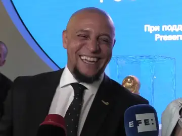 Roberto Carlos, sonriendo Roberto Carlos, sonriendo