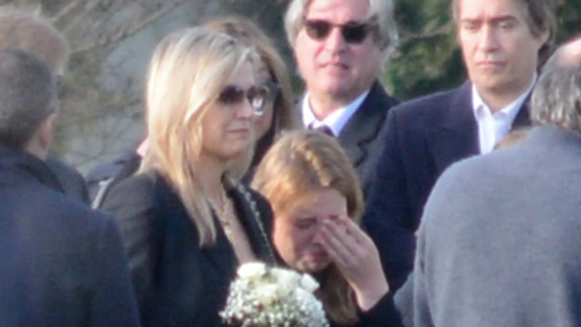 Máxima de Holanda, destrozada, en el entierro de su hermana pequeña
