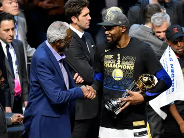 Bill Russell entrega el premio a mejor jugador de las Finales a Kevin Durant Bill Russell entrega el premio a mejor jugador de las Finales a Kevin Durant