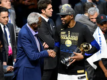 Bill Russell entrega el premio a mejor jugador de las Finales a Kevin Durant Bill Russell entrega el premio a mejor jugador de las Finales a Kevin Durant