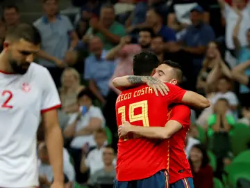Diego Costa abraza a Iago Aspas Diego Costa abraza a Iago Aspas