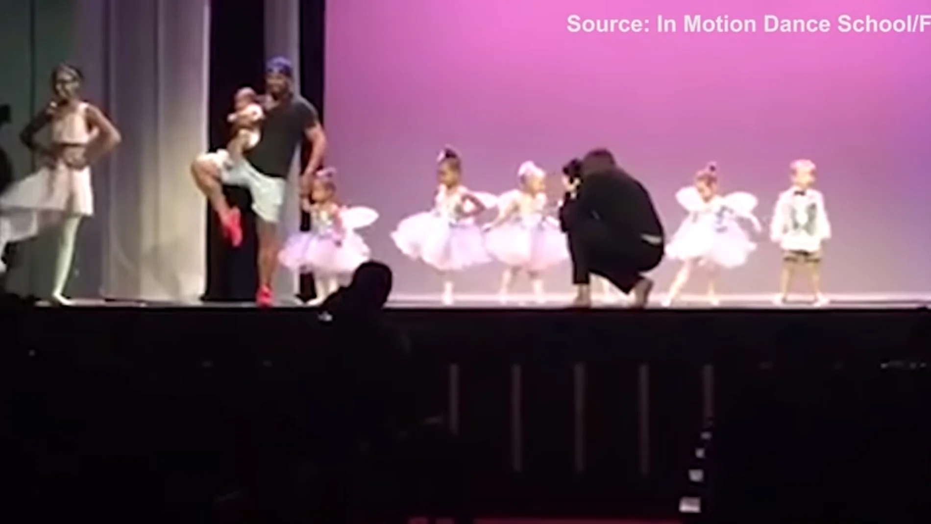 Un padre baila con su hija Un padre baila con su hija