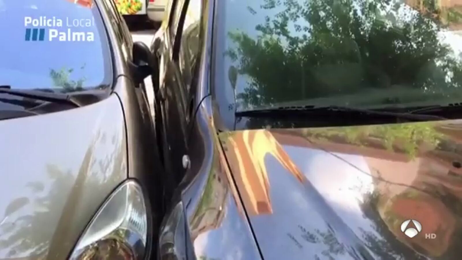 Un vecino de Palma tiene que entrar al coche por el maletero porque otros dos vehículos lo habían dejado encajonado