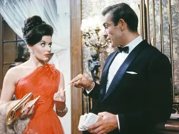 Eunice Gayson y Sean Connery, el primer James Bond junto a la primera chica Bond Eunice Gayson y Sean Connery, el primer James Bond junto a la primera chica Bond