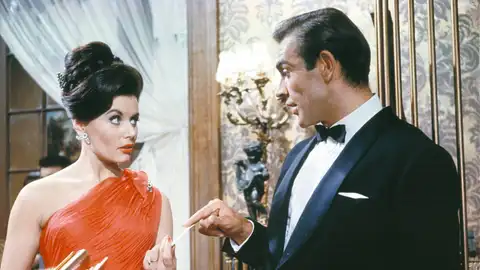 Eunice Gayson y Sean Connery, el primer James Bond junto a la primera chica Bond Eunice Gayson y Sean Connery, el primer James Bond junto a la primera chica Bond