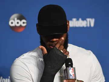 LeBron James, en rueda de prensa con la protección en la mano derecha LeBron James, en rueda de prensa con la protección en la mano derecha