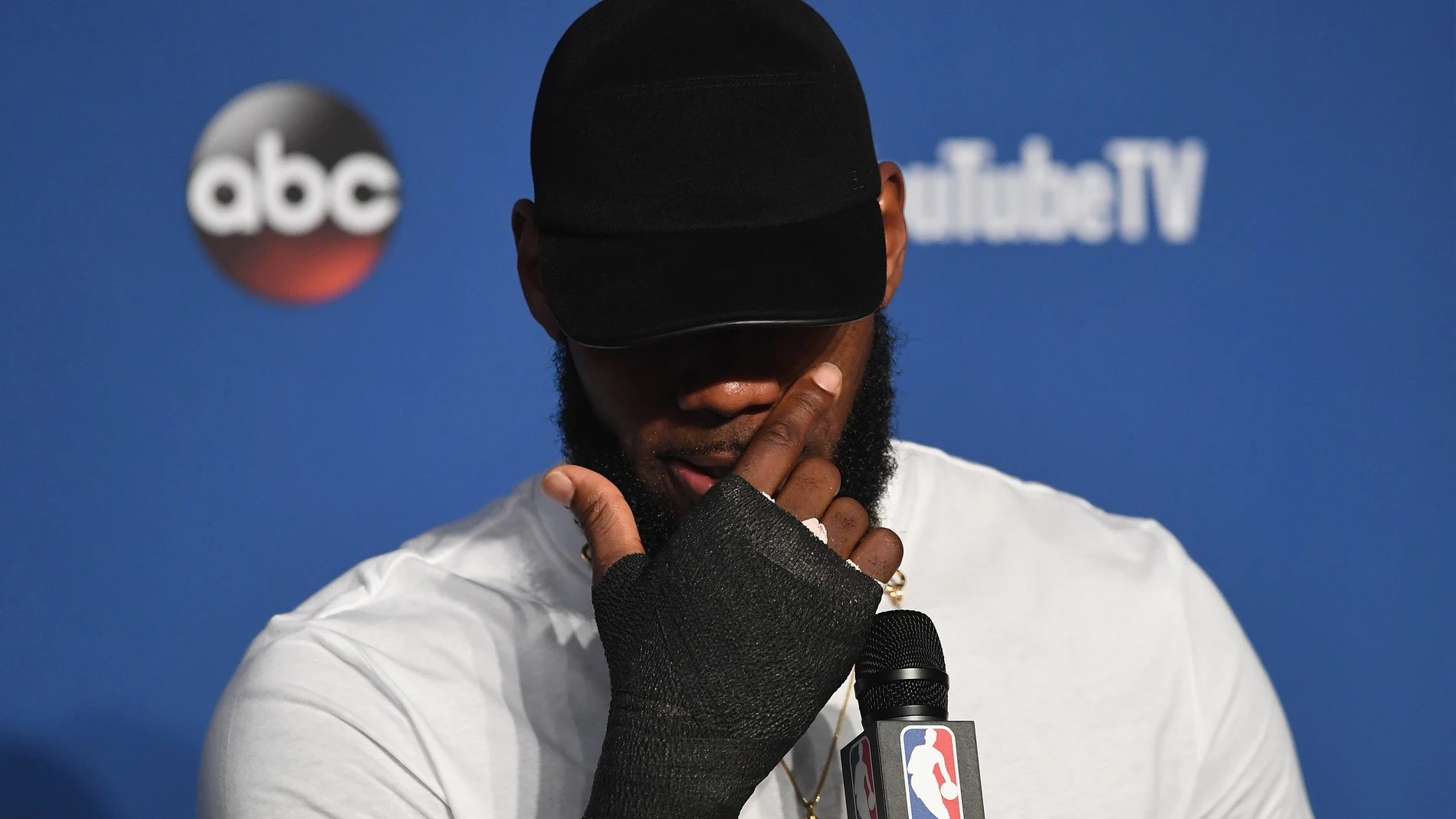 LeBron James, en rueda de prensa con la protección en la mano derecha LeBron James, en rueda de prensa con la protección en la mano derecha