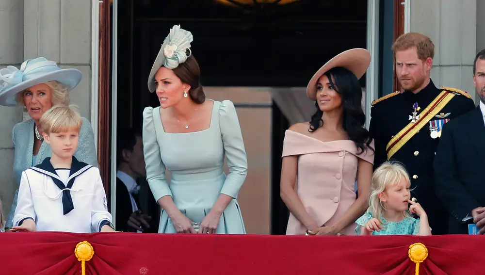 Meghan Markle, el príncipe Harry y Kate Middleton en el Palacio de Buckingham