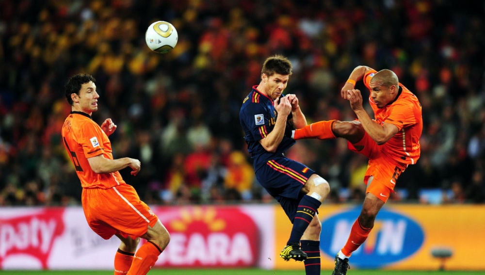 De Jong y su patada a Xabi Alonso