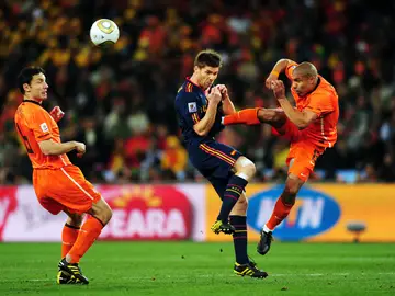 De Jong y su patada a Xabi Alonso De Jong y su patada a Xabi Alonso