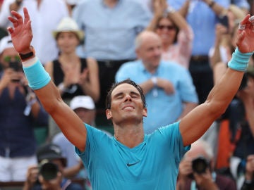Rafa Nadal alza las manos al ganar Roland Garros