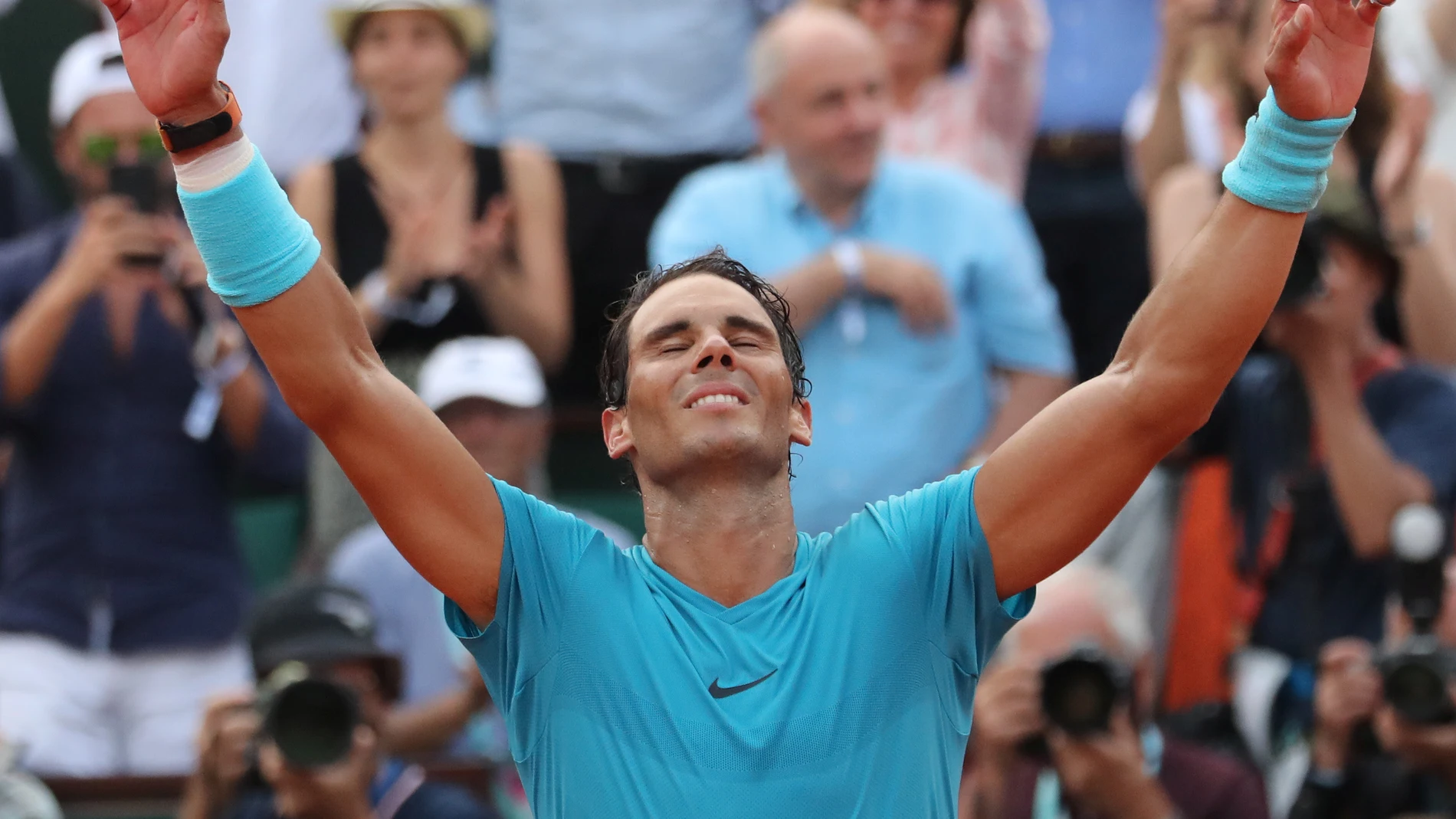 Rafa Nadal alza las manos al ganar Roland Garros Rafa Nadal alza las manos al ganar Roland Garros