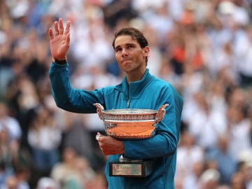 Rafa Nadal saluda al público con el trofeo de Roland Garros