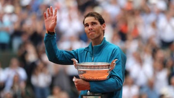 Rafa Nadal saluda al público con el trofeo de Roland Garros