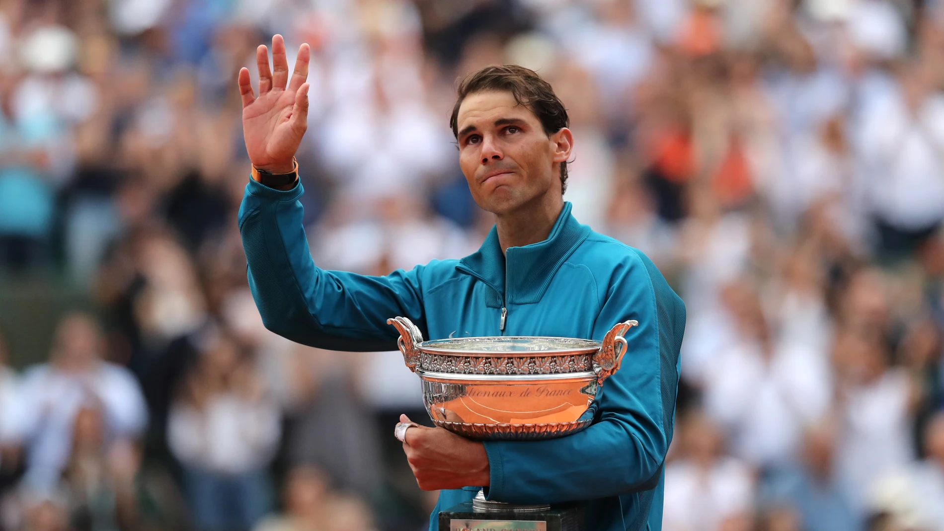 Rafa Nadal saluda al público con el trofeo de Roland Garros Rafa Nadal saluda al público con el trofeo de Roland Garros