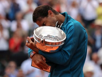 Rafa Nadal se abraza emocionado asu undécimo trofeo de Roland Garros