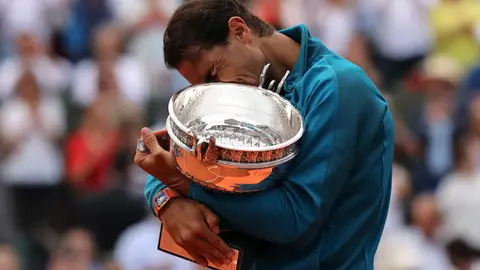 Rafa Nadal se abraza emocionado asu undécimo trofeo de Roland Garros Rafa Nadal se abraza emocionado asu undécimo trofeo de Roland Garros
