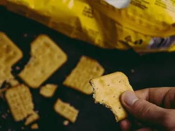 Masticar un cracker te dice cuántos hidratos de carbono puedes comer. Masticar un cracker te dice cuántos hidratos de carbono puedes comer.