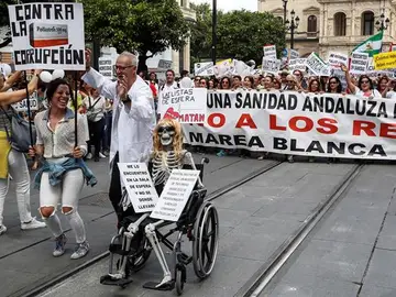 Miles de personas de toda Andalucía piden en Sevilla "una sanidad digna" Miles de personas de toda Andalucía piden en Sevilla "una sanidad digna"