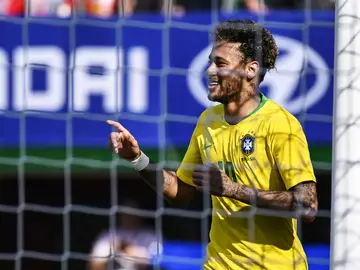 Neymar celebra un gol con Brasil Neymar celebra un gol con Brasil