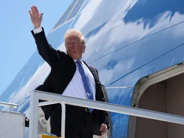 Trump subiéndose al Air Force One Trump subiéndose al Air Force One