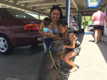 La familia con el perro La familia con el perro